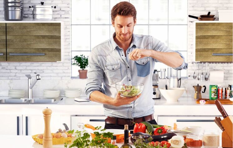 l'uomo prepara l'insalata di verdure per aumentare la potenza